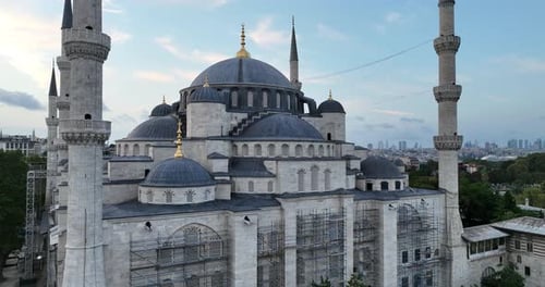 Einrichtung einer umlaufenden Drohnenaufnahme einer Heiligen Großen Moschee der Hagia Sophia mit Bosporus-Brücke