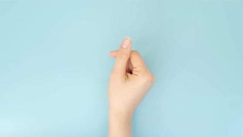 Femme levant la main avec un geste de claquement de doigts