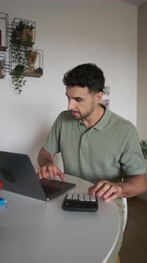 Contador haciendo cálculos en cámara lenta