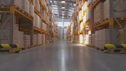 Entrepôt de vente au détail et rangée d'étagères avec des marchandises dans des boîtes en carton Livraison, stockage et logistique