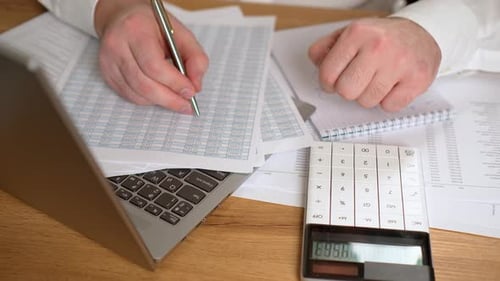 Empresario con computadora portátil, calculadora y papeles trabajando en la oficina, de cerca, gente de negocios, contabilidad