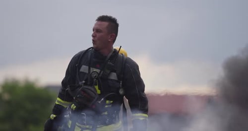 Nahaufnahmeporträt eines heldenhaften Feuerwehrmanns im Schutzanzug Feuerwehrmann im Feuerlöscheinsatz