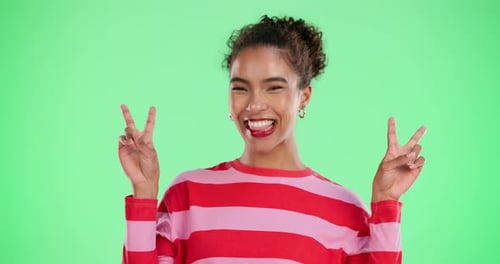 Mujer, estudio y moda con signo de la paz en pantalla verde con sonrisa y confianza