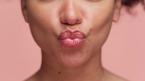 Femme plissant les lèvres pour un baiser ludique