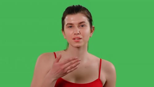 Mujer alegre de pantalla verde posando en interiores