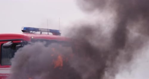 Porträt eines heldenhaften Feuerwehrmanns im Schutzanzug Feuerwehrmann im Feuerwehreinsatz