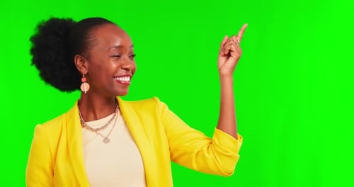 Maqueta publicitaria de pantalla verde, apuntando al espacio y al rostro de una mujer negra