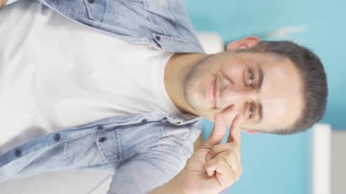 Vidéo verticale de l'homme qui fabrique le petit panneau avec sa main.