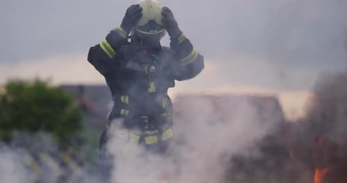 Nahaufnahmeporträt eines heldenhaften Feuerwehrmanns im Schutzanzug Feuerwehrmann im Feuerlöscheinsatz