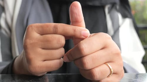 Jeunes femmes souffrant de douleurs au pouce