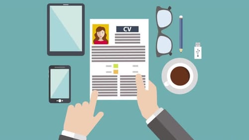 Hombre leyendo CV 4K