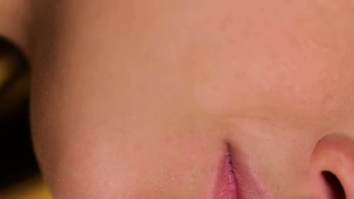 Jeune femme sexy mangeant des chupa chups gros plan femme lèvres sucer une sucette sensuelle Concept Copy Space