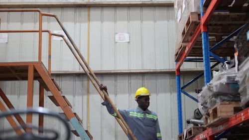 Entreprises industrielles et logistiques d'entrepôts. Répartiteur en uniforme faisant l'inventaire dans l'entrepôt
.