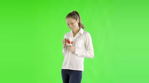 mujer caucásica recortada en pantalla verde, casual de negocios