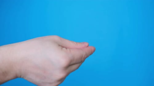 Geste de la main d'un homme comptant de l'argent