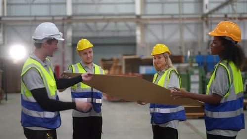 Entreprises industrielles et logistiques d'entrepôt. Expéditeur en uniforme faisant l'inventaire dans l'entrepôt
.