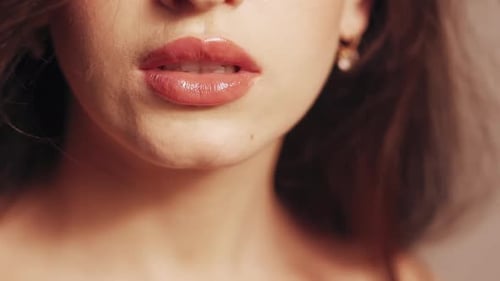 Injection de beauté pour augmentation des lèvres, bouche