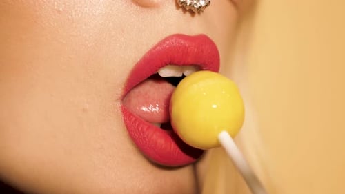 Jeune belle mauvaise fille hipster avec une boucle d'oreille dans le nez et des lèvres rouges