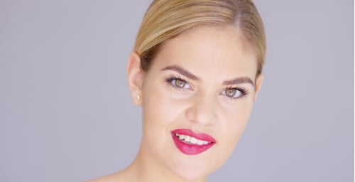 Sensuelle Jeune Femme Mordant Ses Lèvres Rouges