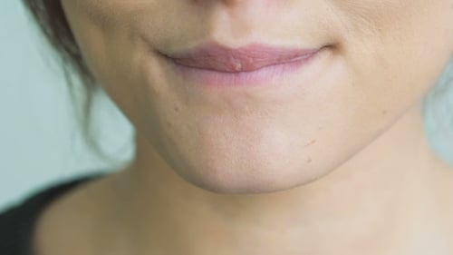 Extrême de femme léchant et mordant les lèvres. Lentement