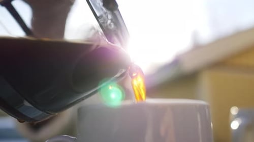 Se sirve un primer plano de café en una taza fuera de la casa. Una mañana perfecta con una taza de espresso caliente