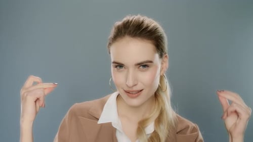 Jeune femme d'affaires claquant des doigts