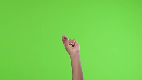 Main d'une femme afro-américaine claquant un doigt dans Chromakey Studio