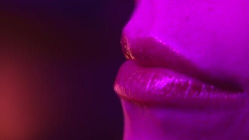 Une femme sexy lèche les lèvres de manière séduisante avec la langue