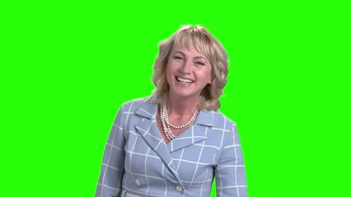 Mujer elegante se ríe en la pantalla verde