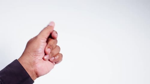 Des doigts indiens claquent sur de la musique