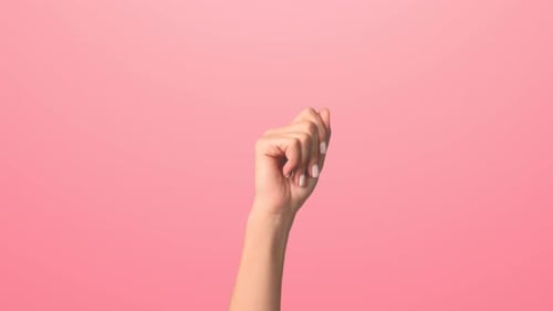 La
main d'une femme clique sur ses doigts. Gros plan de la main d'une femme claquant ses doigts