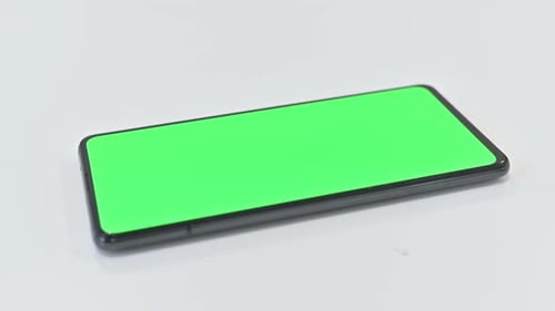 Smartphone giratorio con llave verde, llave Chroma