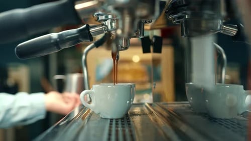 Preparar café espresso o ristretto en una máquina de café. Espresso en una taza blanca. Delicioso café